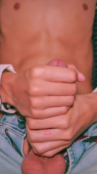 Sexy ragazzo magro magico c si masturba il suo grosso cazzo e spara il suo sperma sul tuo viso