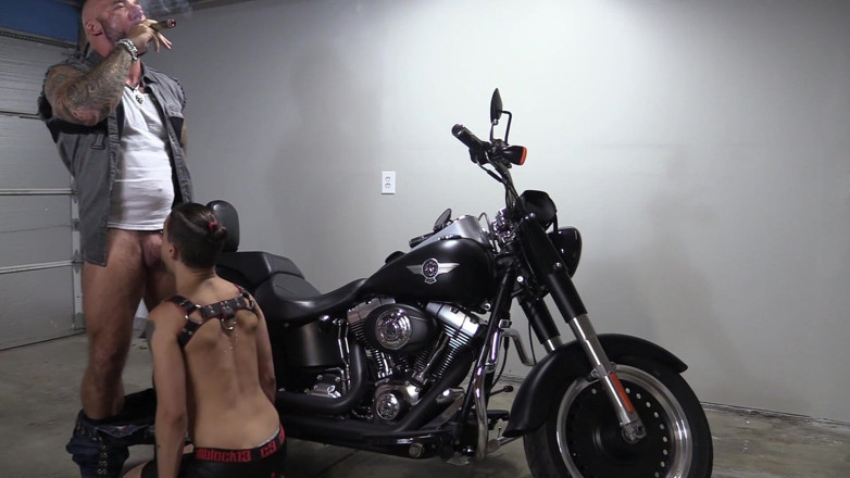MasculineJason - Jason Collins: Fodendo minha submissa na minha Harley, fumando cigarro!
