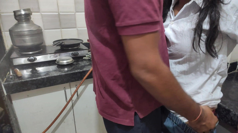 Mumbai Ashu: Desi Collage Akar Kitcen Me Kam Rahi Thi Tabhi Uska...