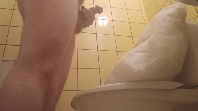 Ed Eden: Crot di toilet pakai bantal