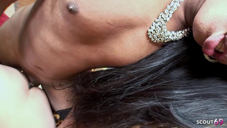 Shemale TS Collection: Une trans noire brune à grosse bite se fait enculer par...