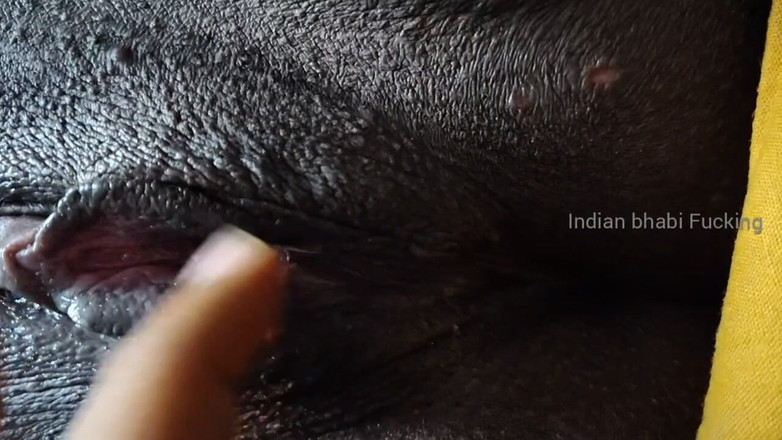 Indianbhabifucking: Sumitha bhabi和丈夫朋友在卧室里做爱