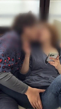 Femeie căsătorită chinuită cu un vibrator pe canapea