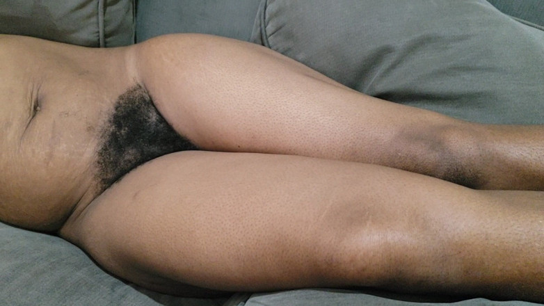 Lovemina: Una mujer con mucho hermoso pelo púbico entre sus piernas...