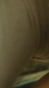 Natalia Wood tire sa bite de son pantalon moulant et le chevauche jusqu’à ce qu’elle soit couverte de sperme