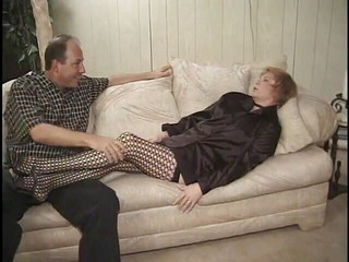 Meet my Pussy: Zralá dává foot job ve svém obývacím pokoji