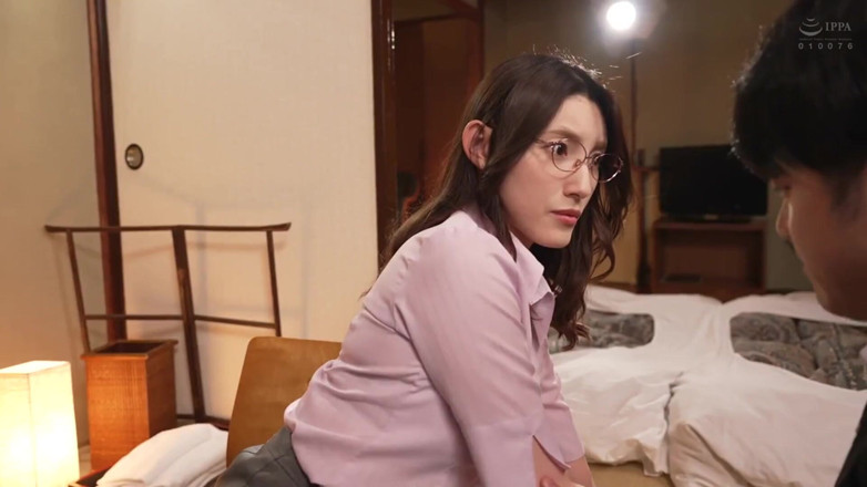 Smooth Time: La bella capo femminile brama così tanto il cazzo e...