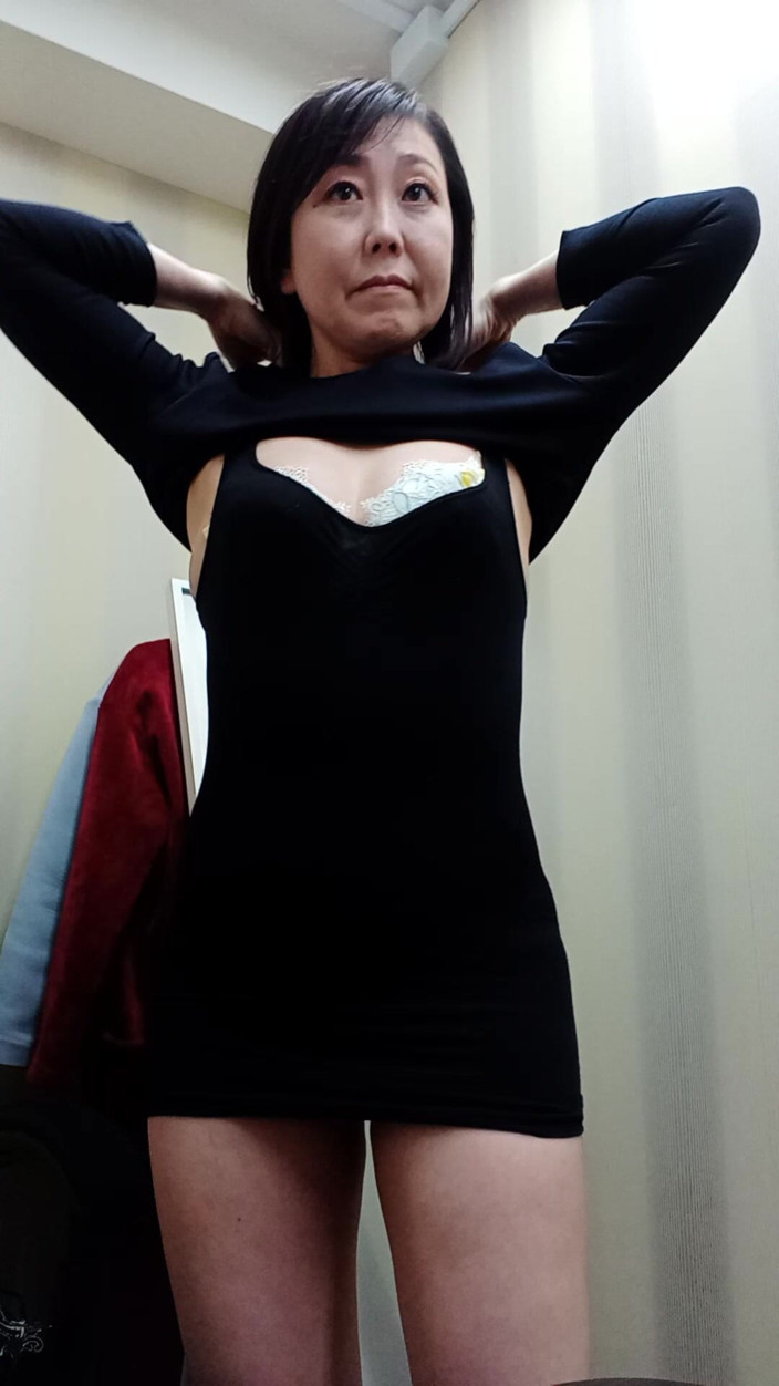 Mayumi Kanzaki: Mature Woman Changing Clothes