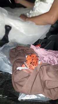 Travestit purtând rochie de mireasă în timp ce conduce și spermă în halat