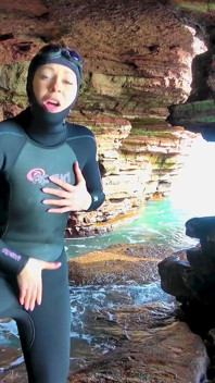 Wetsuit Cave Encounter: Diversão secreta com estranho misterioso