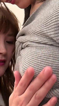Koharu dan Chihiro Suzuki menggigit puting satu sama lain selepas kerja. Satu Lidah setiap Tetek. Dan Mereka Datang Bersama-sama.