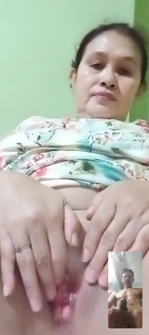 amadorrivera: Su coño mojado rosado me excita tanto