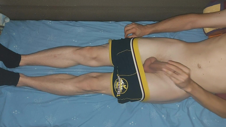 The college boy: Junger typ in boxer melkt seinen unbeschnittenen fetten schwanz