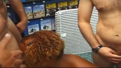 Africans Orgasm: Deux MILF amateur se font baiser dans un magasin de...
