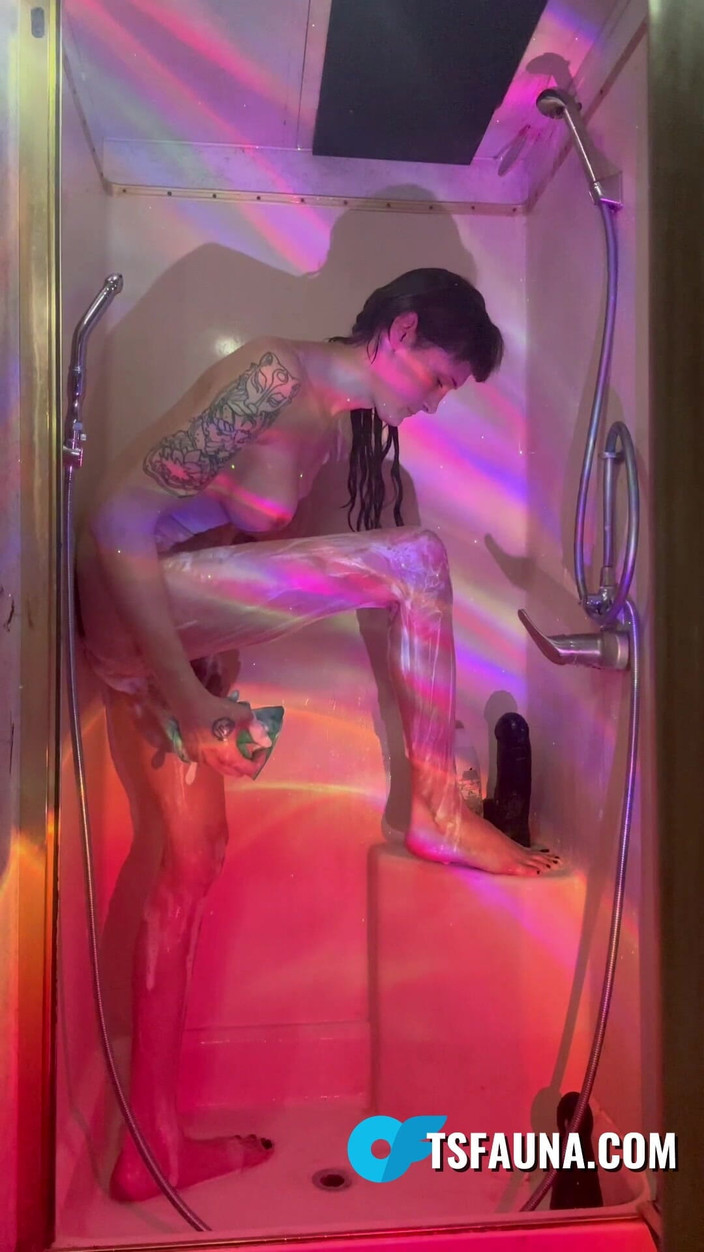 Cali Fauna: Transe ist frech in der dusche mit einem bbc-dildo