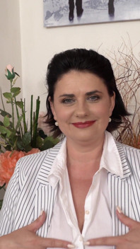Bonita gordinha milf Alenia mostra sua bunda enorme e grandes seios naturais