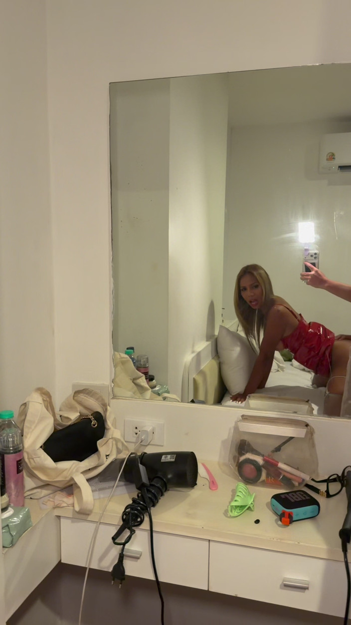 Ladyboy Maria: Czerwona lateksowa sukienka POV spód
