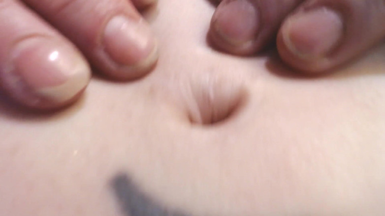 Abby Anna: Ombligo profundo de cerca