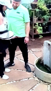 Bos wanita kepergok lagi bersih-bersih di halaman rumah bosnya