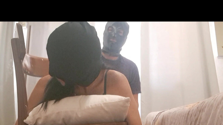 LauraOnHeels: अध्यक्षता की, हुड वाली और अंटे भरी हुई मैं अपने सभी छेदों पर बड़ा लंड लेती हूं