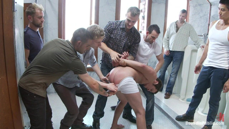 Bound in public: İki erkek umumi tuvalette kullanılıyor