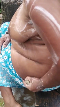 Desi indisk MILf visar sina fantastiska stora bröst och fitta medan hon badar