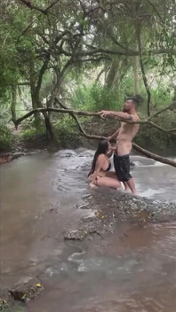 Risicovolle seks bij de waterval in het midden van een storm o.o.