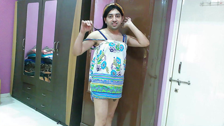 Cute & Nude Crossdresser: Caliente mariquita crossdresser femboy en vestido de playa y banda...
