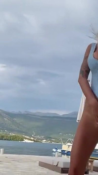 Götüne büyük göt tıkacı olan Monika Fox güzel manzaranın önünde mastürbasyon yapıyor ve fışkırtıyor