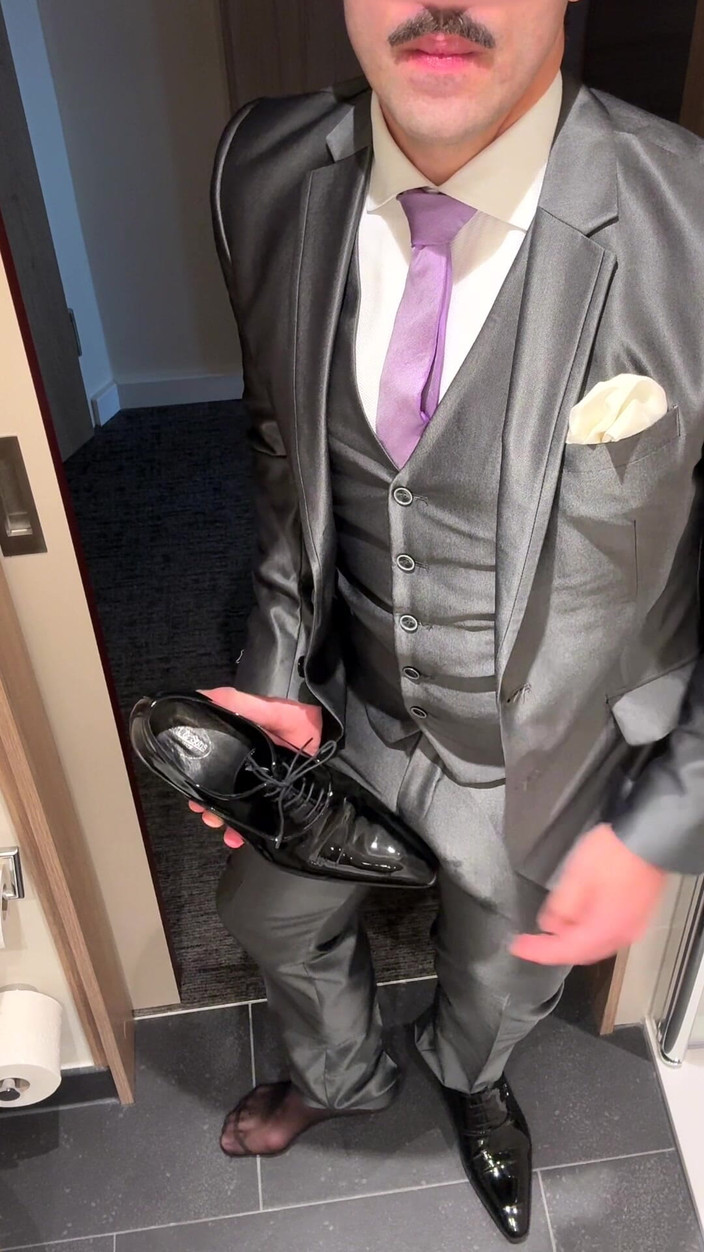 Master Shiny Shoes: 闪亮的西装，闪亮的鞋子，闪亮的鸡巴