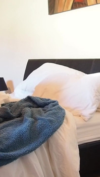 Táta mě honí na postel a líže mi kundičku, než ho ošukám