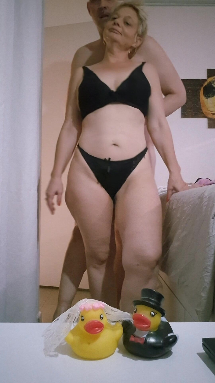 Sofy13: 我敢肯定，你愿意站在他的位置上，我把它含在嘴里，你张开我的臀部