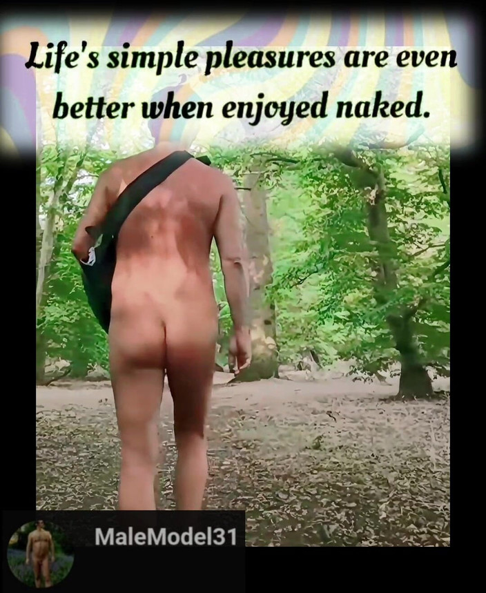 MaleModel: Nackt in einem wald gehen