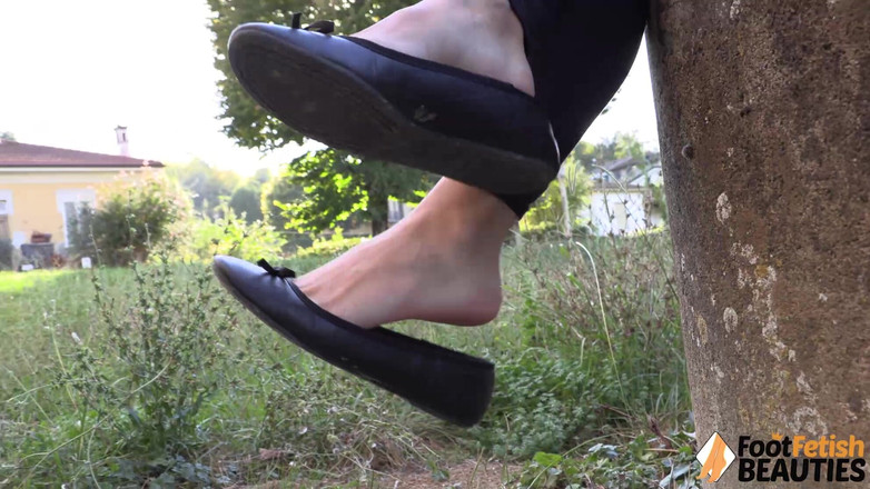 Foot Fetish HD: Сексуальна красуня Доллік демонструє свої ноги на камінь