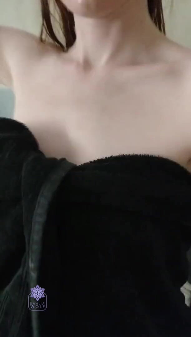 Dahlia Wolf: Close up titty shaking pussy play