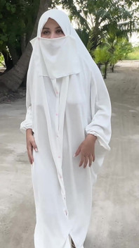 Menina em Burka cum walk e público mijando
