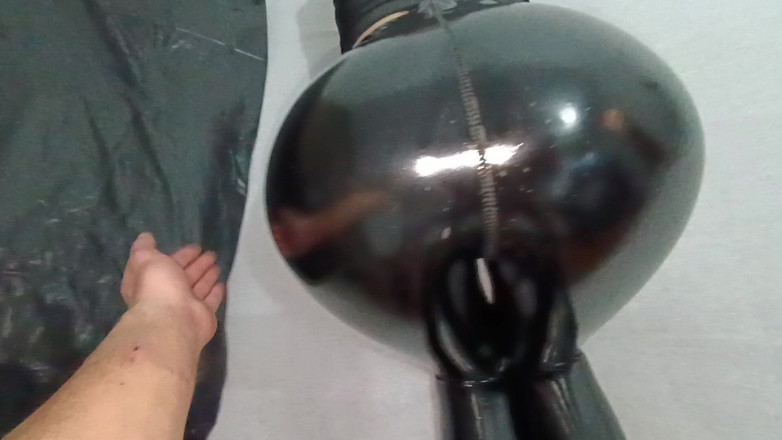 Leather Addict: Dívka v lesklých latexových kalhotách dává honění a bere velký...