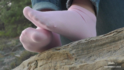 Mistress Legs: Sexy nohy v růžových kotníkových ponožkách na pobřeží