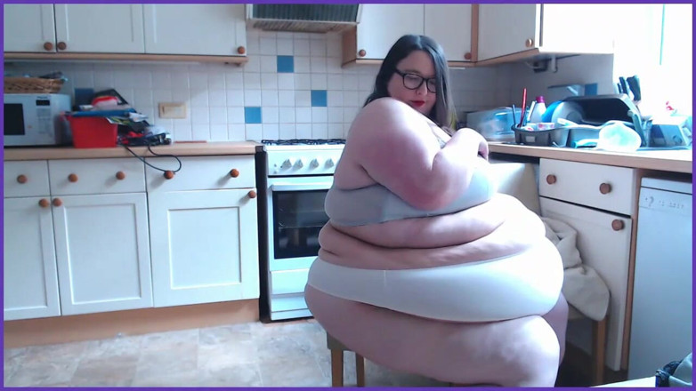 SSBBWLadyBrads: Tanga blanca y sujetador en cocina culona