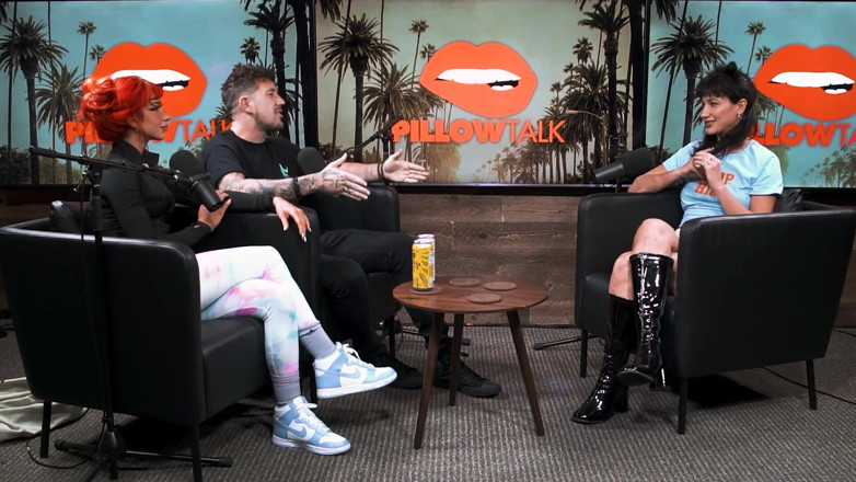 Pillow Talk: Lexy Panterra Menggigil Pantat Dalam Studio Podcast!