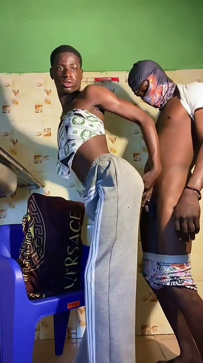 BLACKSHOOTERR: Il Ragazzo Della Strada Con Un Grande Cazzo Scopato Femboy...