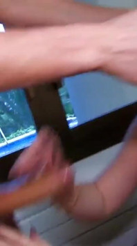Roztomilá brunetka s malými kozami dostane velký penis do zadku