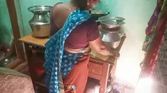 印度德西妻子在做饭时有一个性爱 hasband