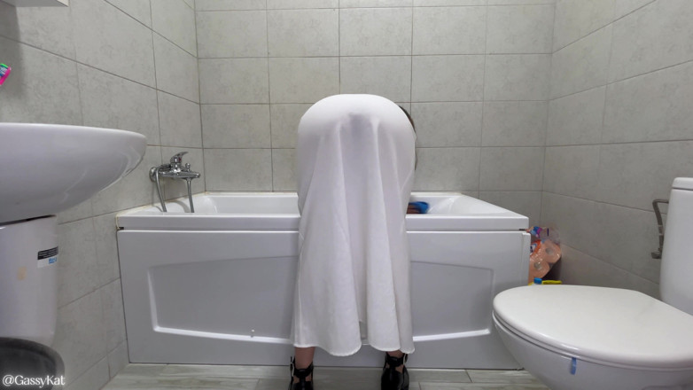 GassyKat: Vestido branco peida em desastre no banheiro
