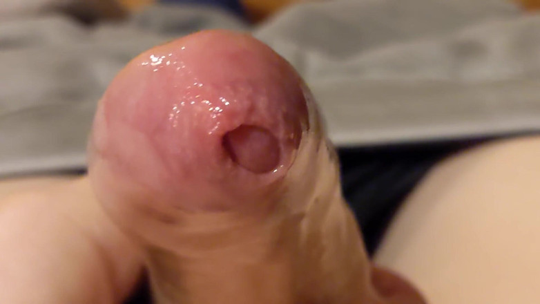uncutcollegeguy: 클로즈업: 내 자지를 부드럽게 괴롭히는 오르가즘으로 꽉 조이는 포피에서 흘러나오는 정액
