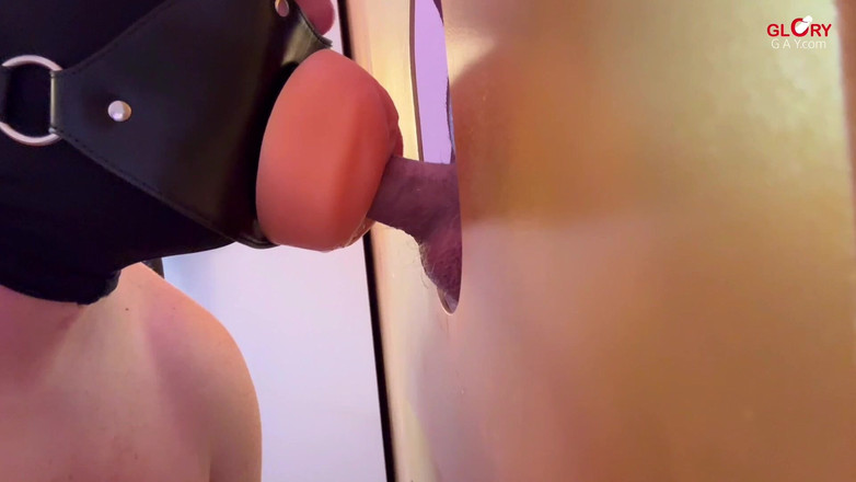 GLORYHOLEGAYS: Hetero embiste a su esposa en el agujero de la...