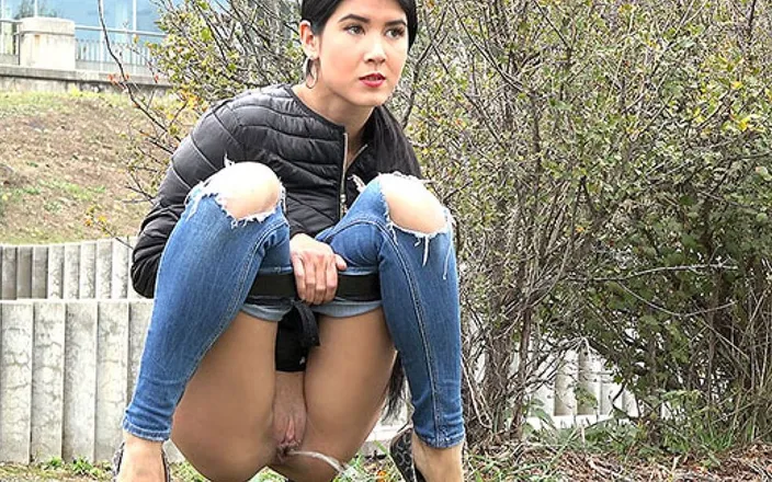 Puffy Network: 在布什的背后由 Got2pee，女孩们来撒尿