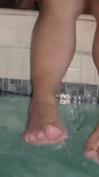 호텔 수영장에서 모델하는 새엄마의 발 페티쉬