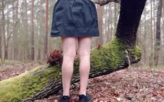 Mein süßer kleiner arsch und schwanz zeigen im wald