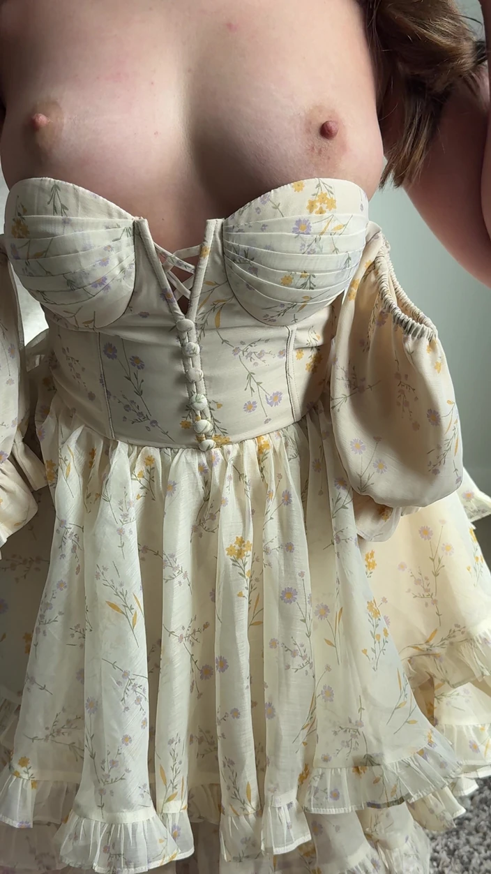HotsyTotsy: Stunning in My Dress: a Sexy Reveal